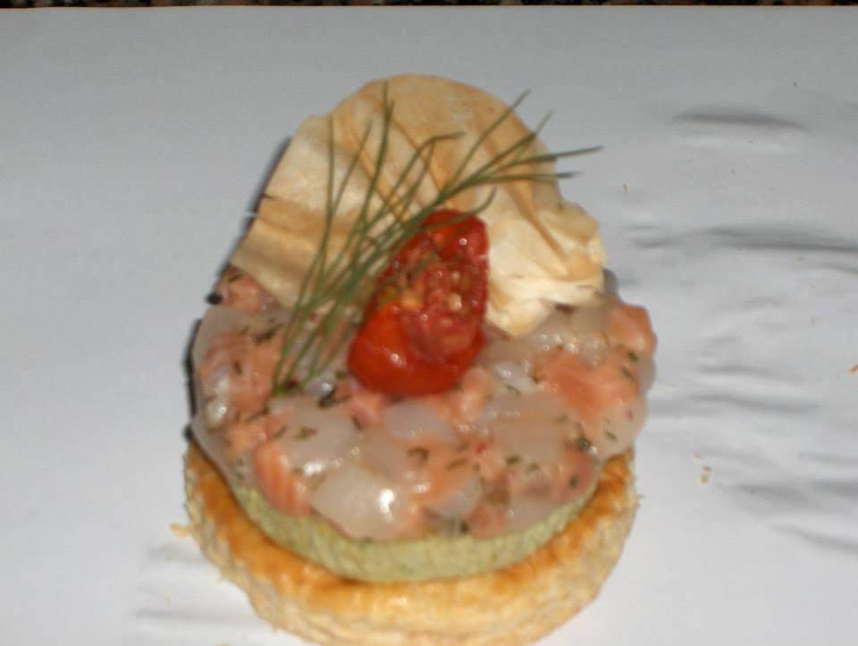 Tartare de saumon sur sa crème verte